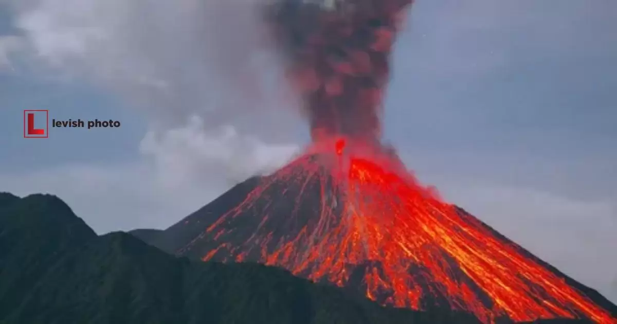 What type of volcanic eruption is shown in this photograph?